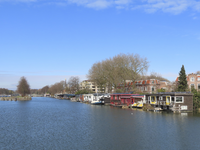 901593 Gezicht over het Merwedekanaal, vanaf de Muntbrug te Utrecht, met een rij woonboten aan de Billitonkade.